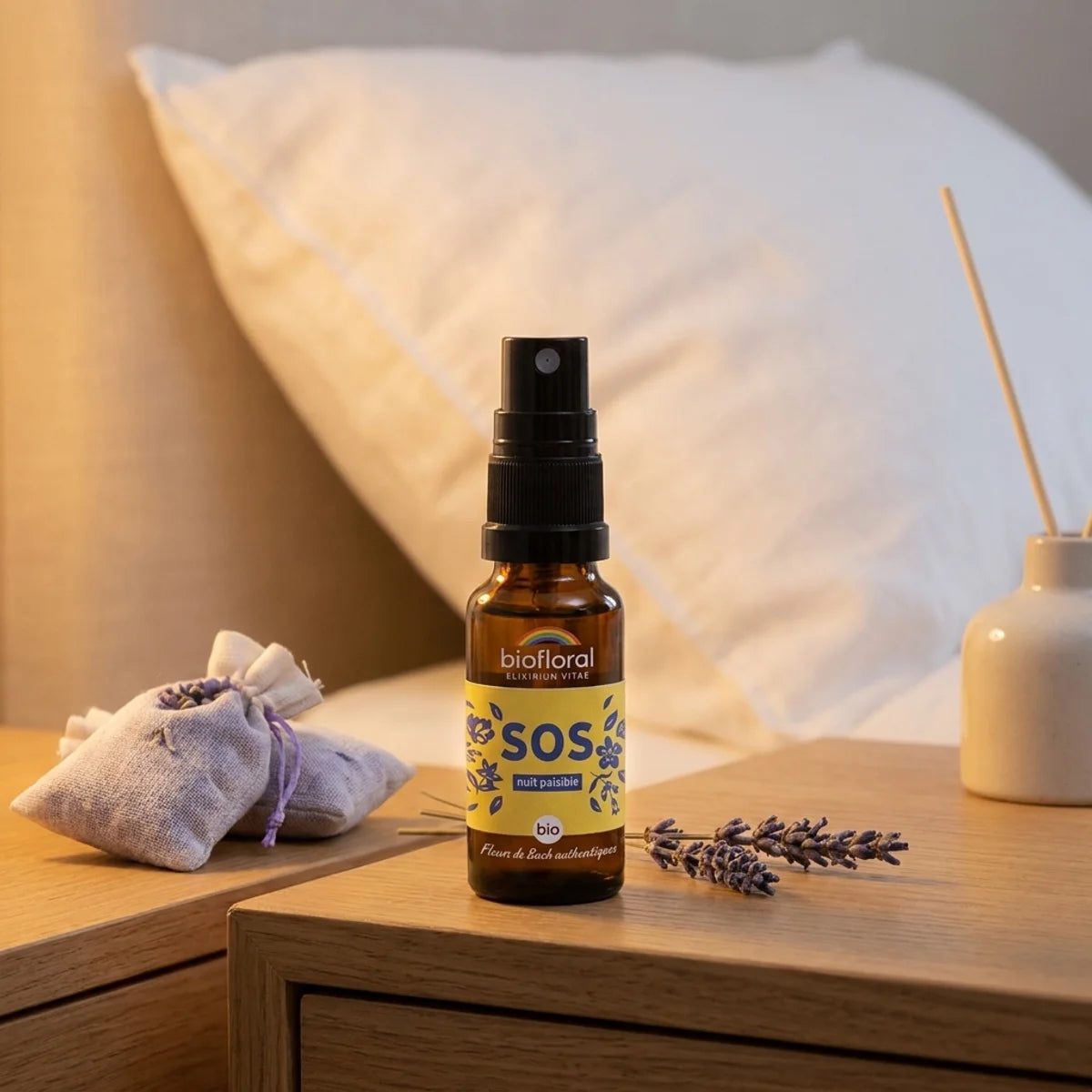 Spray Fleurs de Bach SOS Secours Nuit bio 20ml Biofloral sur table de nuit avec lavande