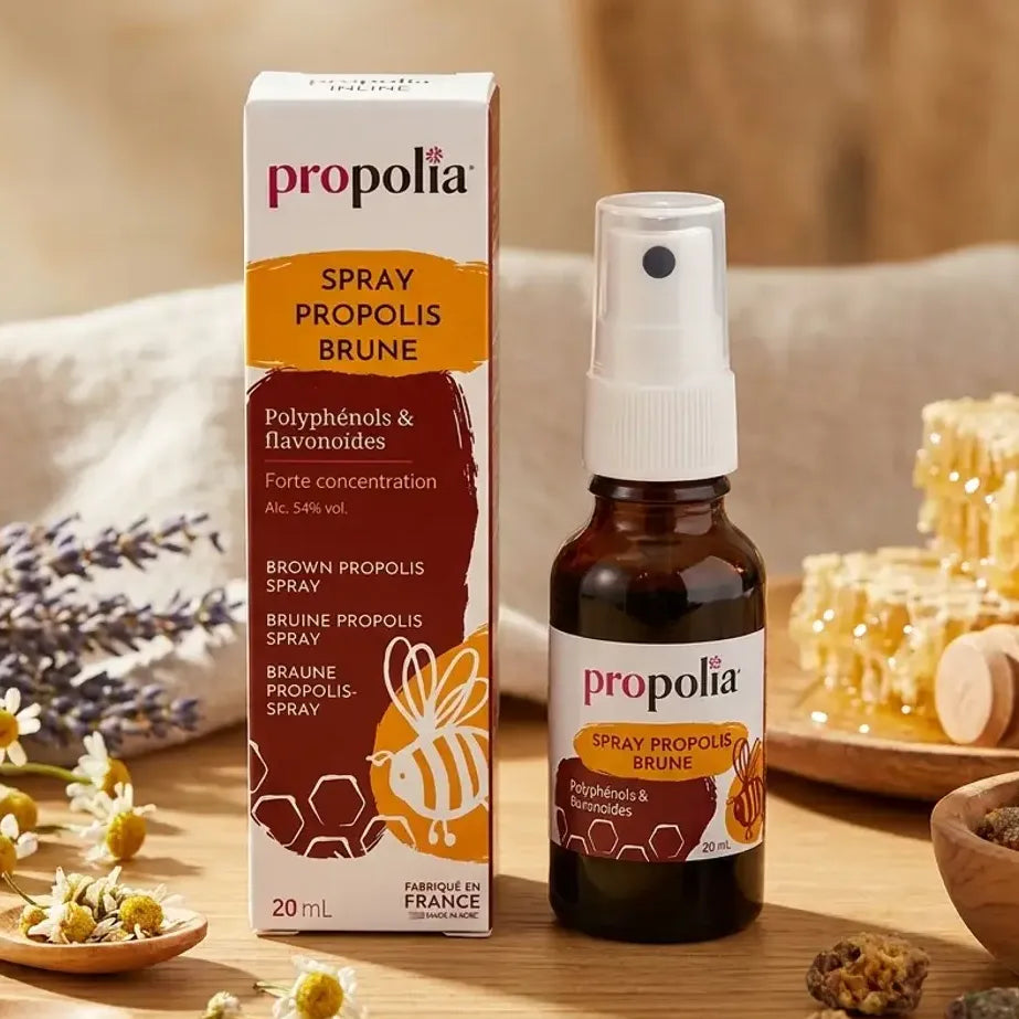 Spray de propolis brune Propolia 20ml sur bureau wellness avec fleurs séchées et miel
