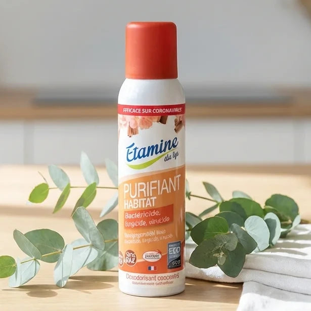 Spray Purifiant habitat Etamine du Lys 125ml avec branches d'eucalyptus sur plan de travail