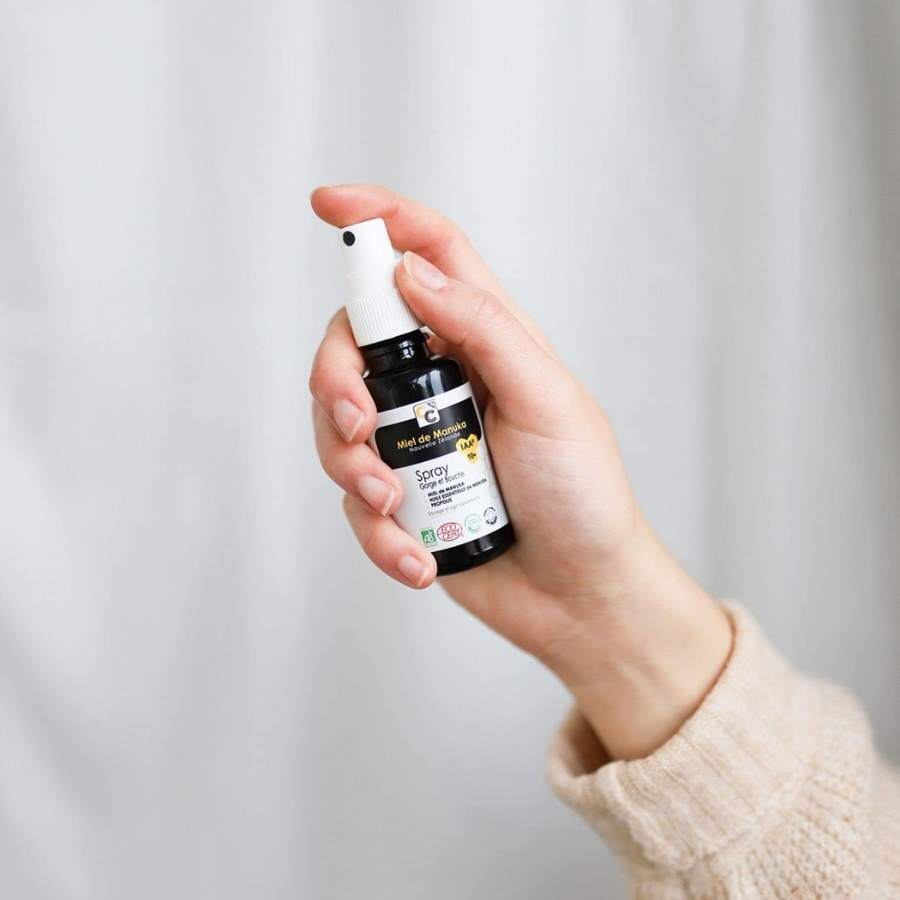 Un spray gorge et bouche au miel de Manuka Bio IAA 15+ de 25 ml de la marque Comptoirs et compagnies tenu en main