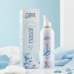 Spray Hygiène Nasal Pédiatrique Quinton 100ml sur surface blanche avec accessoires bébé