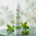 Spray Purifiant Fraîcheur Bio Florame 180ml sur marbre vert avec feuilles de menthe biologiques