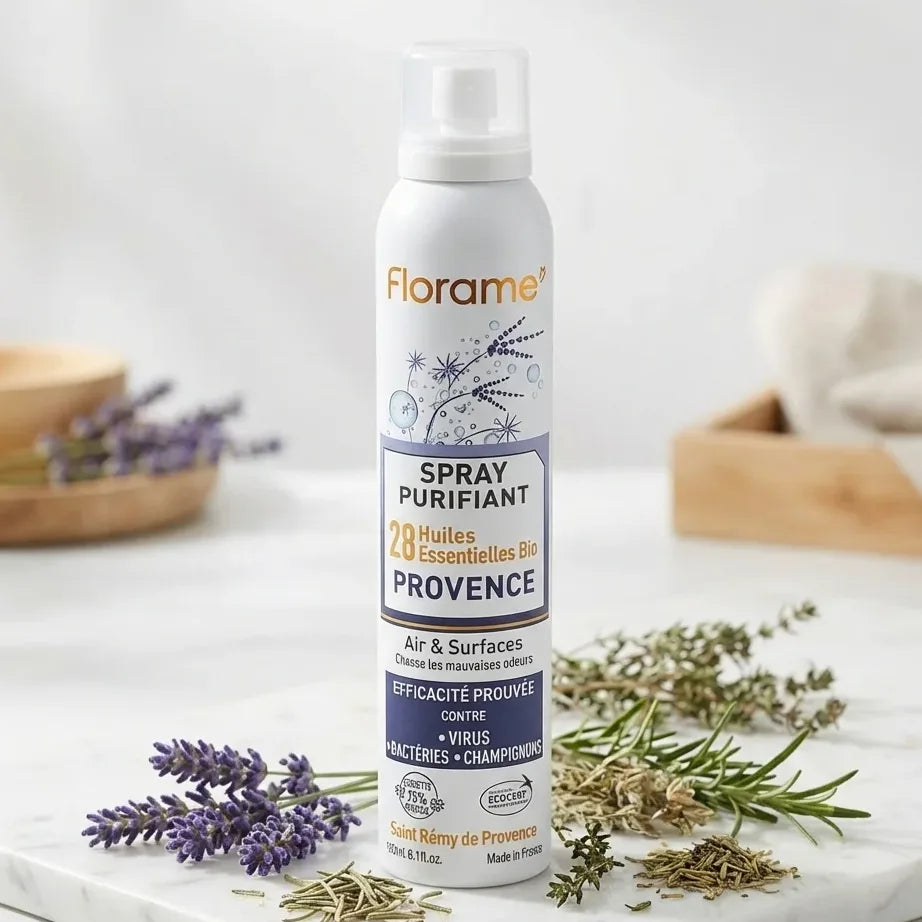 Spray Purifiant Provence Bio Florame 180ml avec lavande et herbes séchées sur marbre blanc