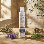 Spray Purifiant Provence Bio Florame 180 ml entouré de lavande fraîche et herbes sur bois