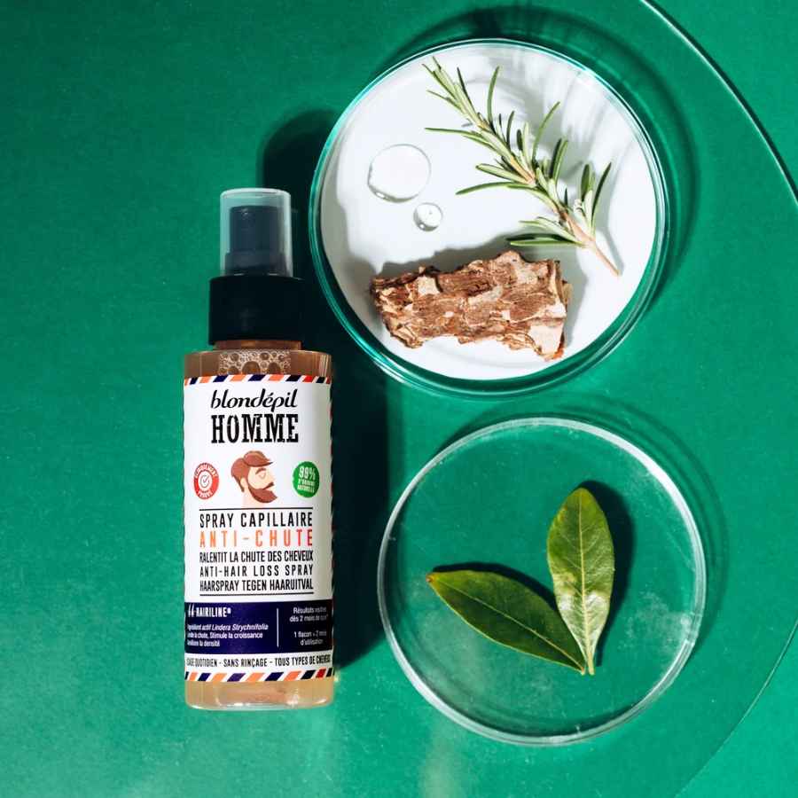 Un spray capillaire anti-chute barbe de la marque Blondépil sur fond vert. 