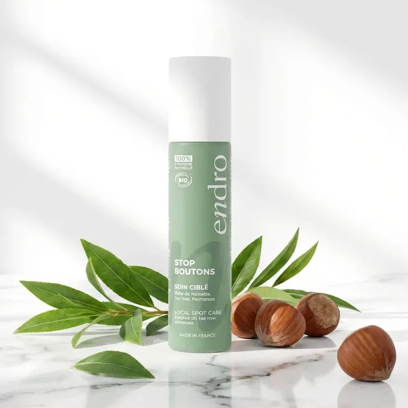 Endro Stop Boutons 30ml sérum purifiant avec feuilles de tea tree sur surface marbre