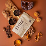 un sachet de super chaï de la marque dyna avec ses ingrédients posé sur un fond orange