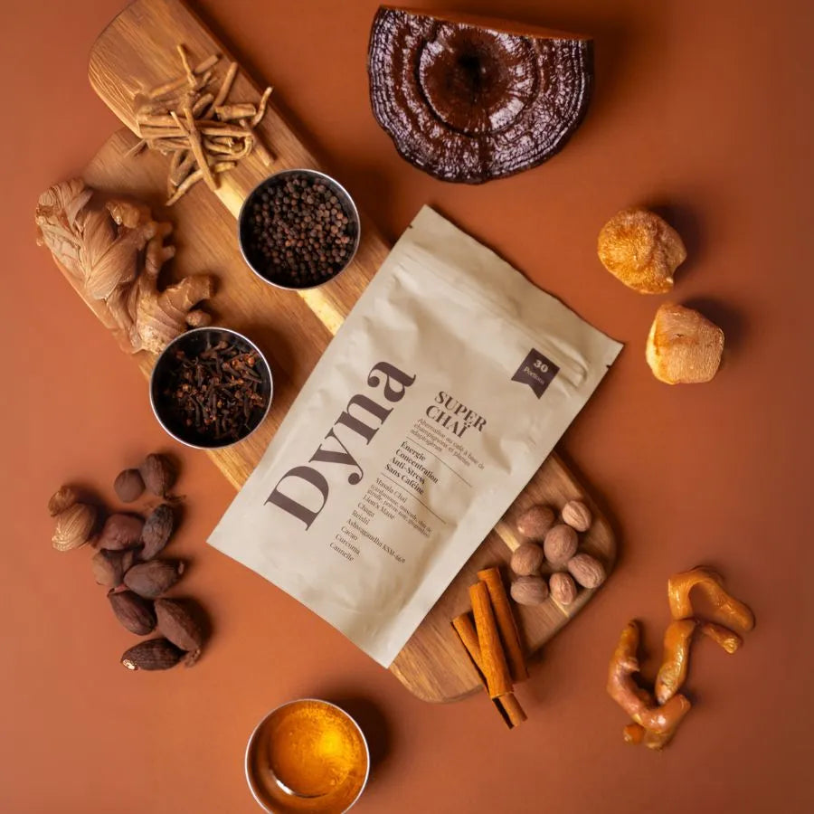un sachet de super chaï de la marque dyna avec ses ingrédients posé sur un fond orange