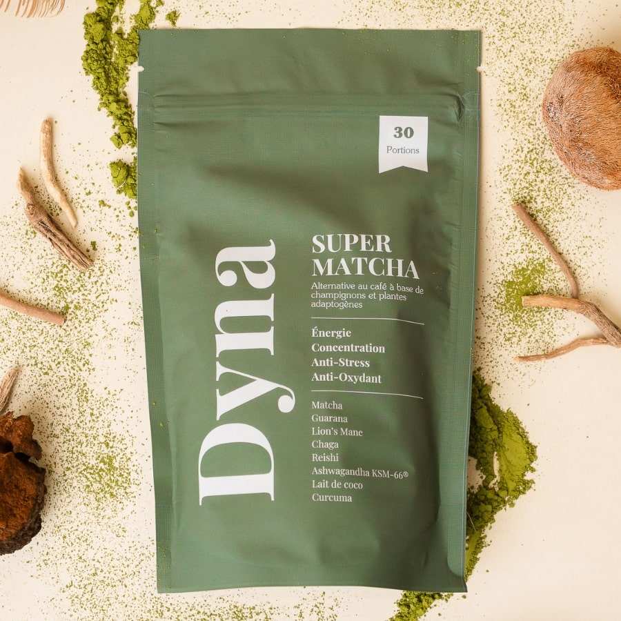 Un super matcha de la marque Dyna avec les ingrédients bruts disposés autour