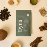 Un super matcha de la marque Dyna avec les ingrédients bruts sur fond beige