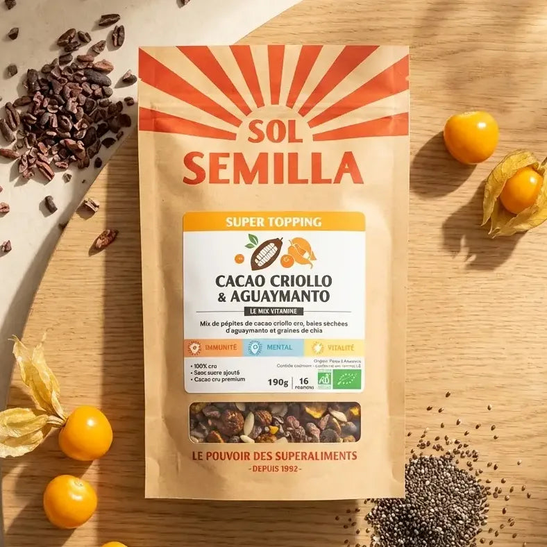 Super Topping Exotique Sol Semilla cacao aguaymanto 190g sur table bois avec fruits frais
