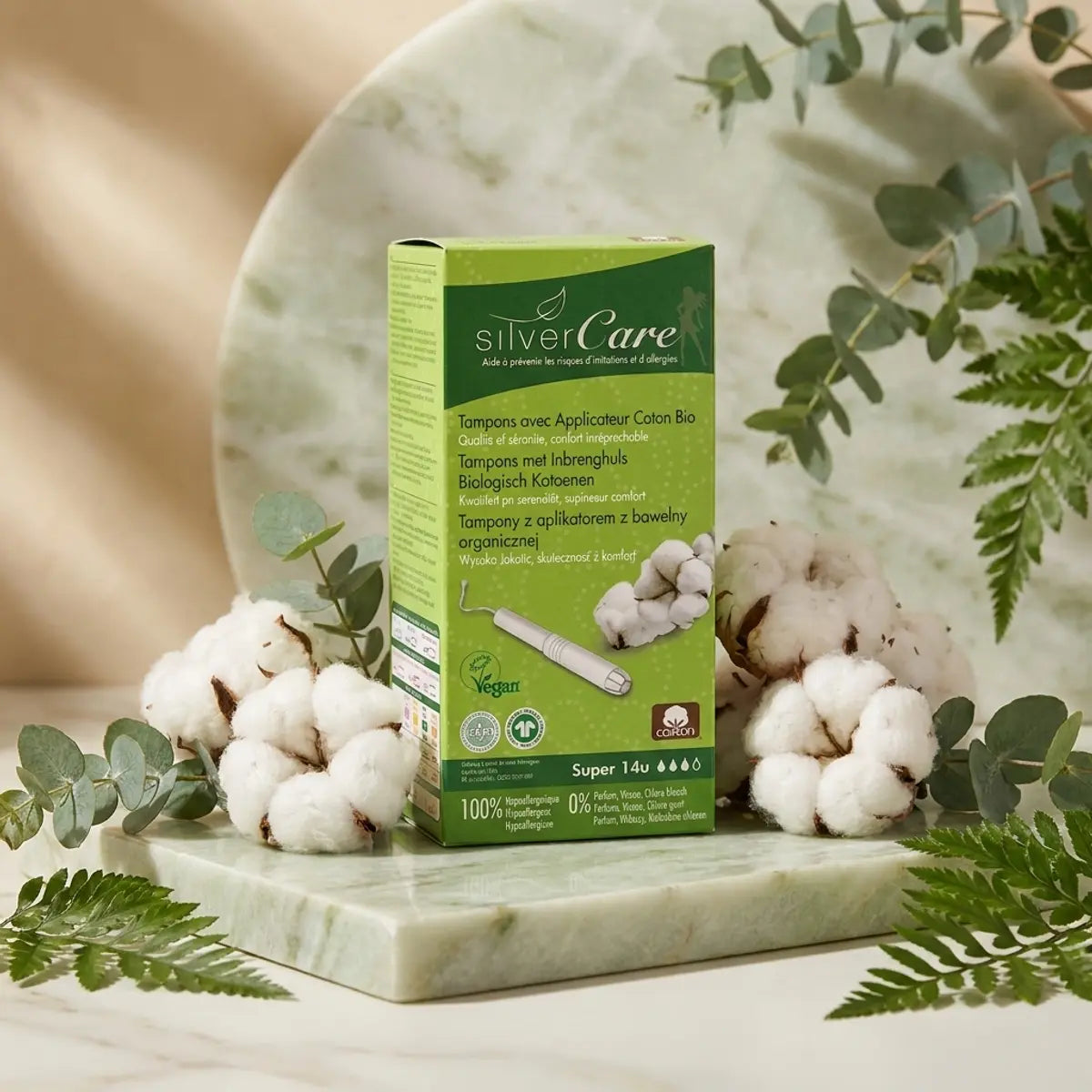 Tampons coton bio Flux super Silver Care avec applicateur sur marbre vert