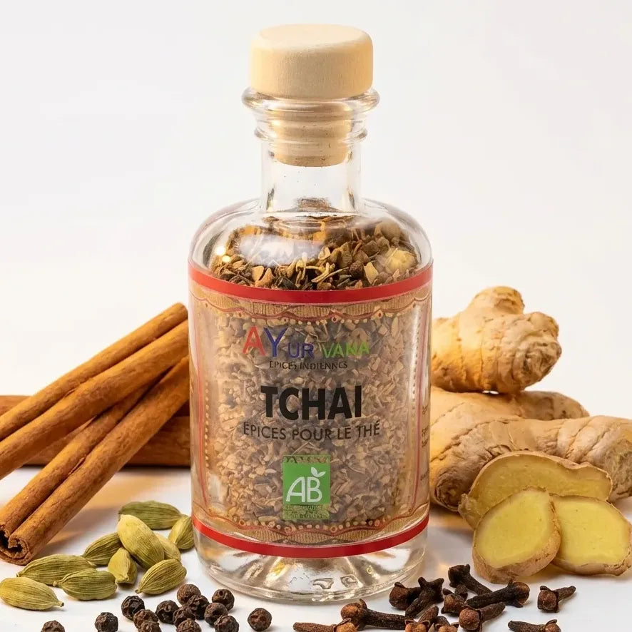 Tchaï Bio AyurVana flacon 50g entouré d'épices: cannelle, gingembre, cardamome, clou de girofle