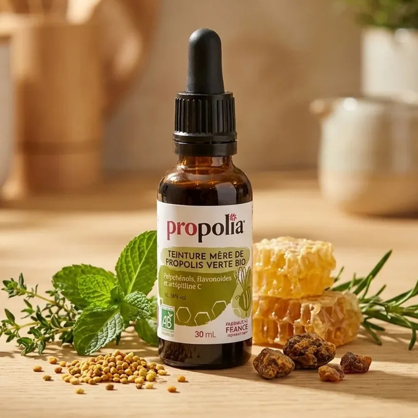 Flacon de teinture mère propolis verte bio Propolia avec herbes et miel sur bois