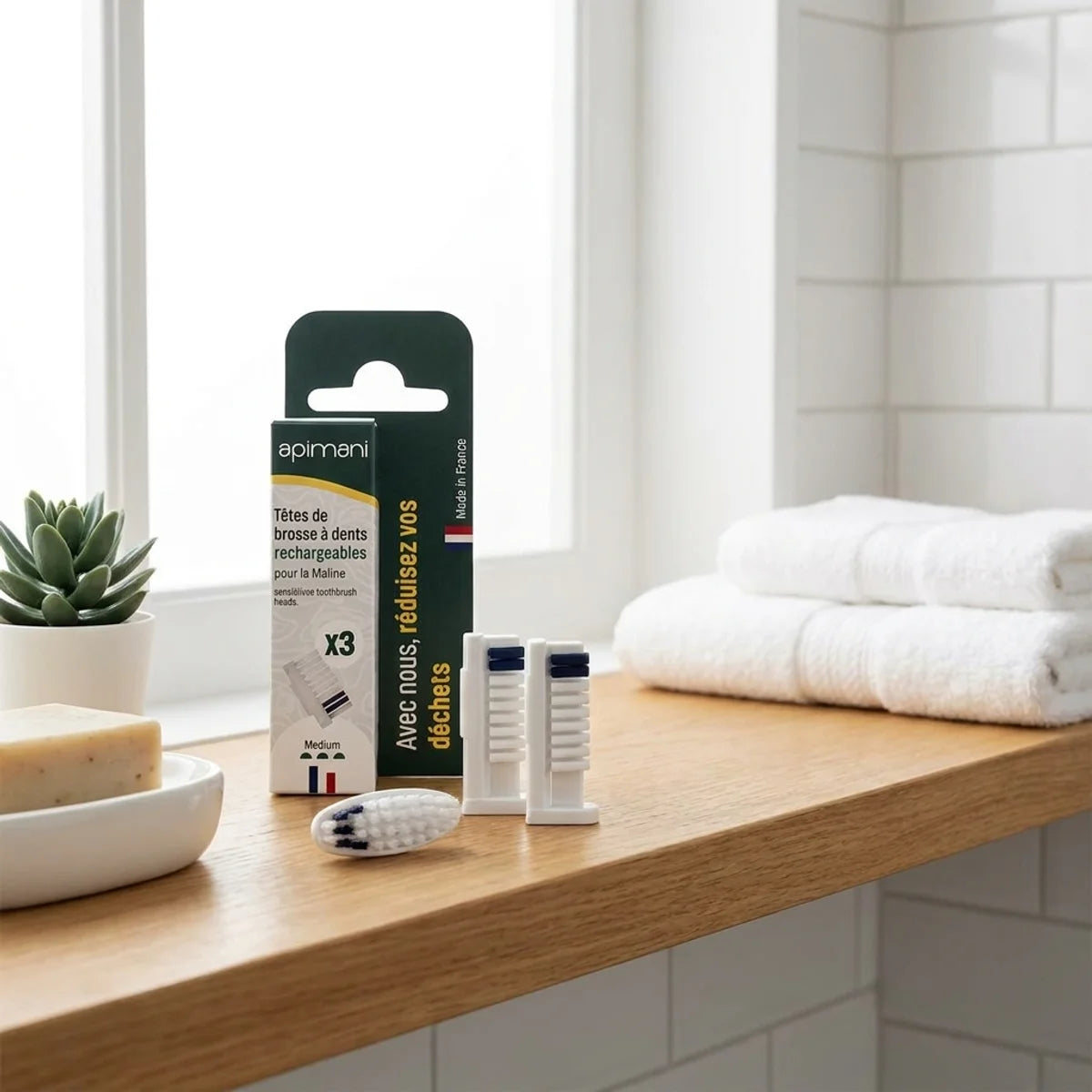 Têtes rechargeables Apimani medium 3 pack sur étagère salle de bain, design écologique minimaliste