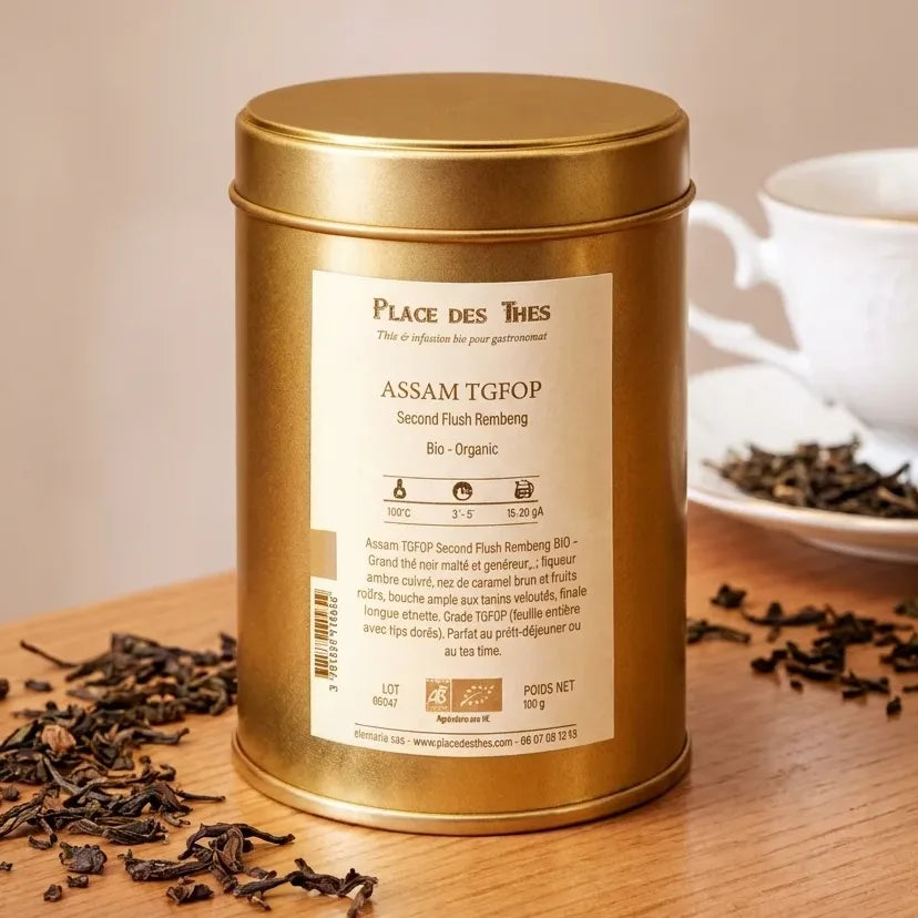 Thé noir Assam TGFOP Second Flush Rembeng Bio en boîte dorée sur surface en bois