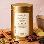 Thé noir Chai Bio 100g Place des Thés avec épices et tasse fumante sur fond bois