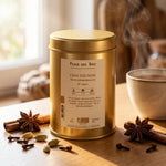 Boîte de Thé noir Chai Bio 100g Place des Thés sur surface en bois avec épices