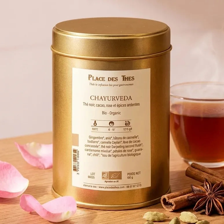 Thé noir Chayurveda Bio 100g en boîte dorée avec tasse de thé et pétales de rose