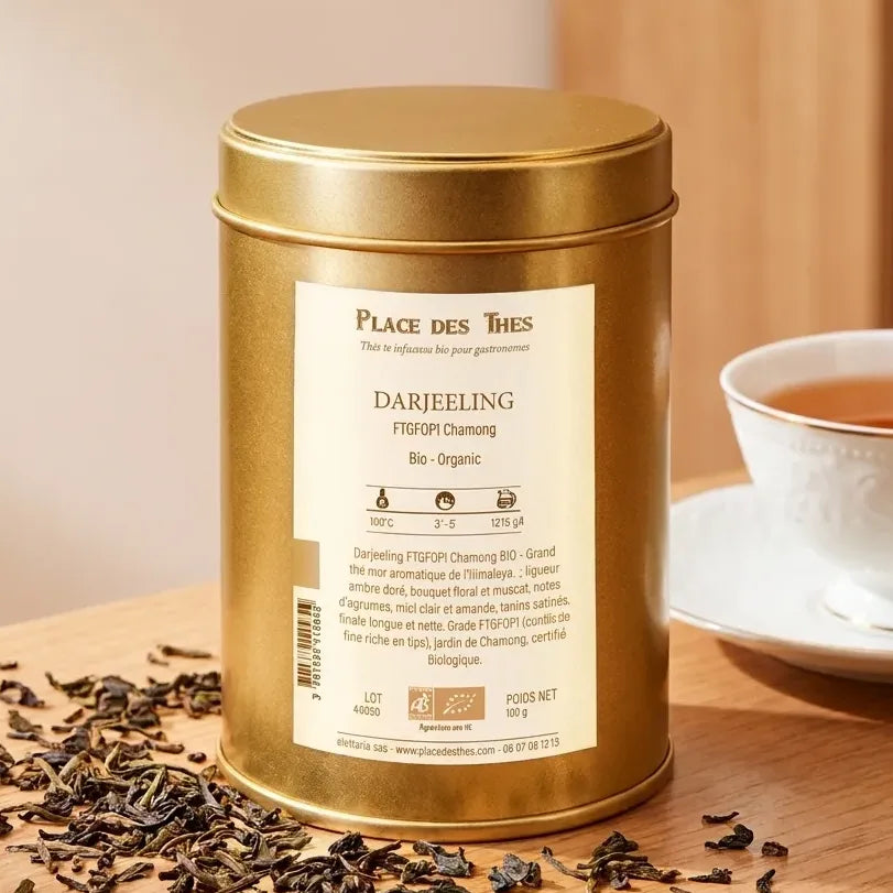 Thé noir Darjeeling Ftgfop1 Chamong Bio en boîte dorée avec feuilles et tasse de thé