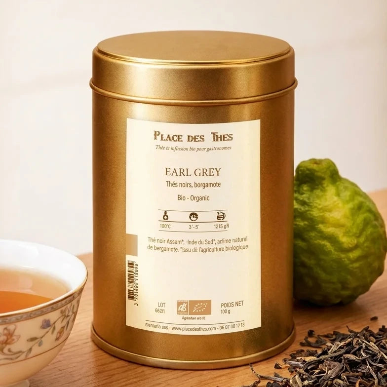 Thé noir Earl Grey Bio Place des Thés dans son emballage doré avec tasse de thé et bergamote