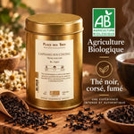 Thé noir Lapsang Souchong Bio 100g Place des Thés, boîte dorée avec feuilles de thé fumé