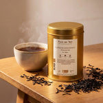 Thé noir Lapsang Souchong bio 100g Place des Thés en boîte dorée avec tasse et feuilles