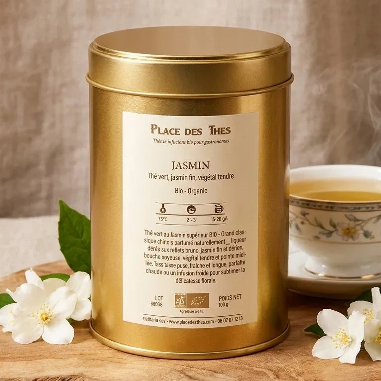 Thé vert Jasmin bio Place des Thés 100g avec tasse de porcelaine et fleurs fraîches