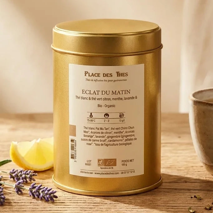 Thé vert bio Éclat du Matin Place des Thés 100g en boîte dorée avec tasse de thé