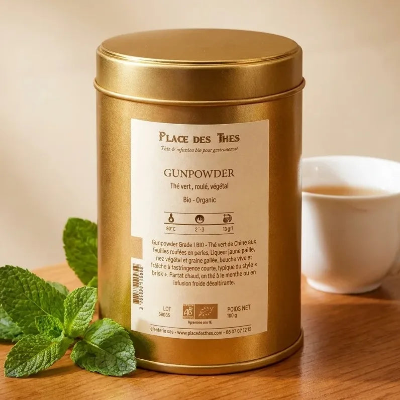 Thé vert Gunpowder Bio 100g Place des Thés en boîte dorée sur bois avec tasse et menthe