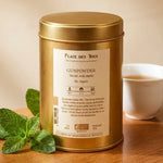 Thé vert Gunpowder Bio 100g Place des Thés en boîte dorée sur bois avec tasse et menthe