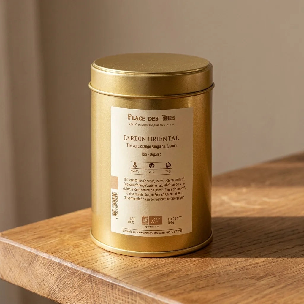 Thé vert Jardin Oriental Bio 100g Place des Thés dans boîte dorée sur surface bois