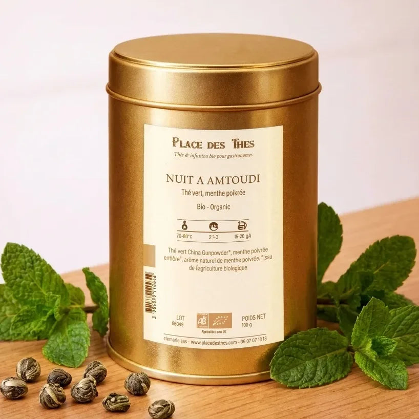 Thé vert Nuit à Amtoudi Bio en boîte dorée avec feuilles de menthe fraîche