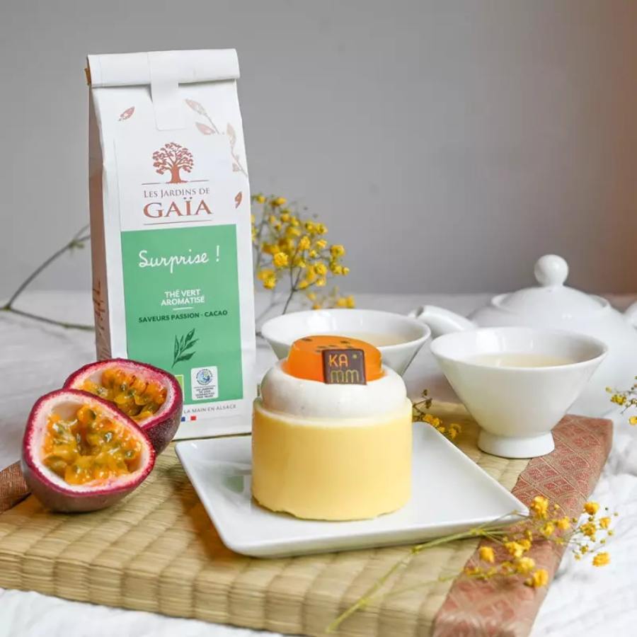 Emballage du Thé vert suprise de Noël saveurs passion et cacao de la marque les Jardins de Gaïa posé sur une table