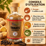 Flacon AyurVana Trikatu 50 g avec bouchon en liège, poivre noir, poivre long et gingembre frais sur table en bois, étiquette « Fabriqué en France »