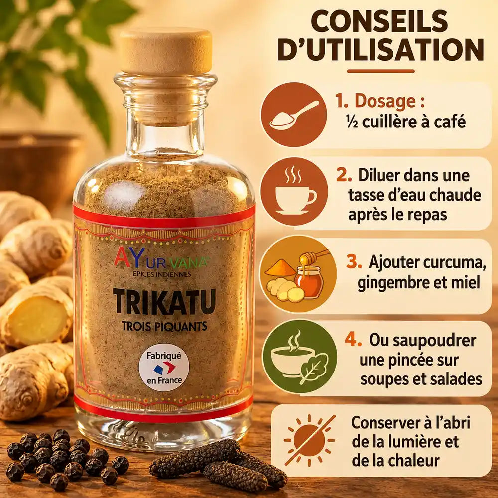 Flacon AyurVana Trikatu 50 g avec bouchon en liège, poivre noir, poivre long et gingembre frais sur table en bois, étiquette « Fabriqué en France »