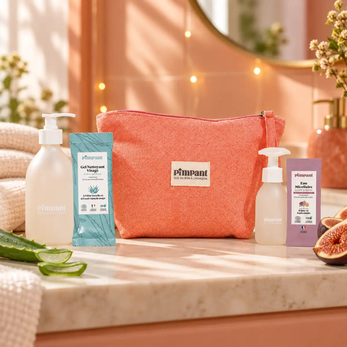 Trousse routine visage avec nettoyant aloe vera, eau micellaire figue et calendula, pochette corail et flacon givré sur étagère lumineuse