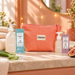 Trousse routine visage avec nettoyant aloe vera, eau micellaire figue et calendula, pochette corail et flacon givré sur étagère lumineuse