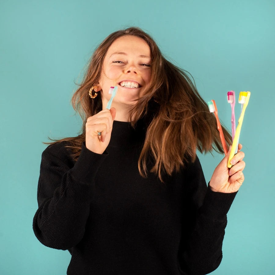 femme tenant les brosses à dents rechargeable "déclic" de la marque Lamazuna