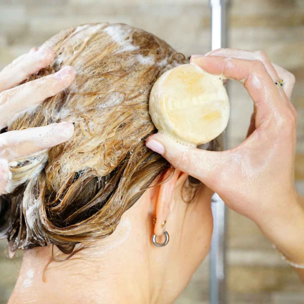 Utilisation du shampoing cheveux blonds Lamazuna dans la douche