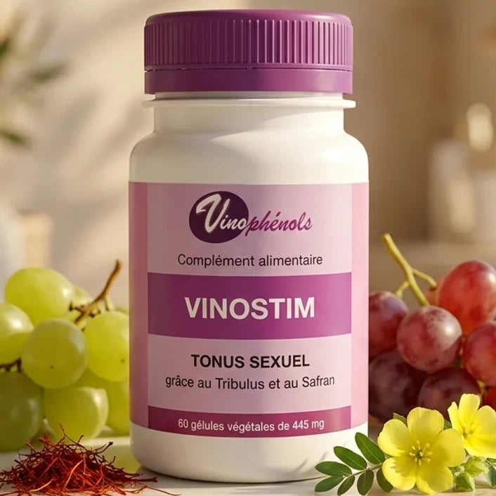 Flacon Vinostim 60 gélules Vinophénols entouré de raisins frais et fleurs de tribulus sur marbre