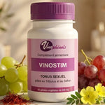 Flacon Vinostim 60 gélules Vinophénols entouré de raisins frais et fleurs de tribulus sur marbre