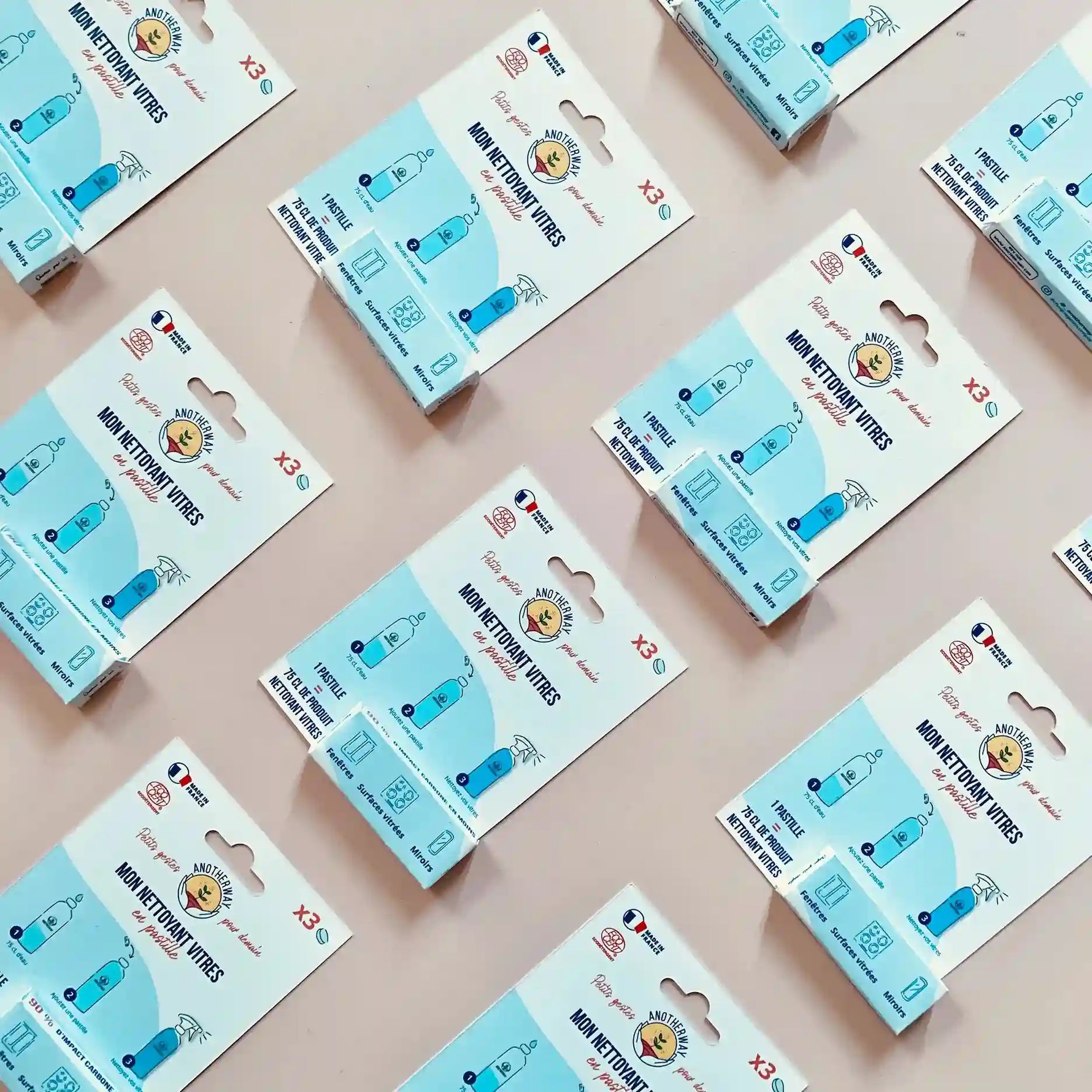 Plein de boites de pastilles Vitres Bio Anotherway étalées sur le sol