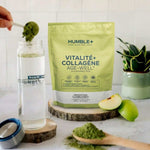 Préparation de la boisson Vitalité + Collagène Humble+ pomme-citron en poudre avec eau et pomme verte.