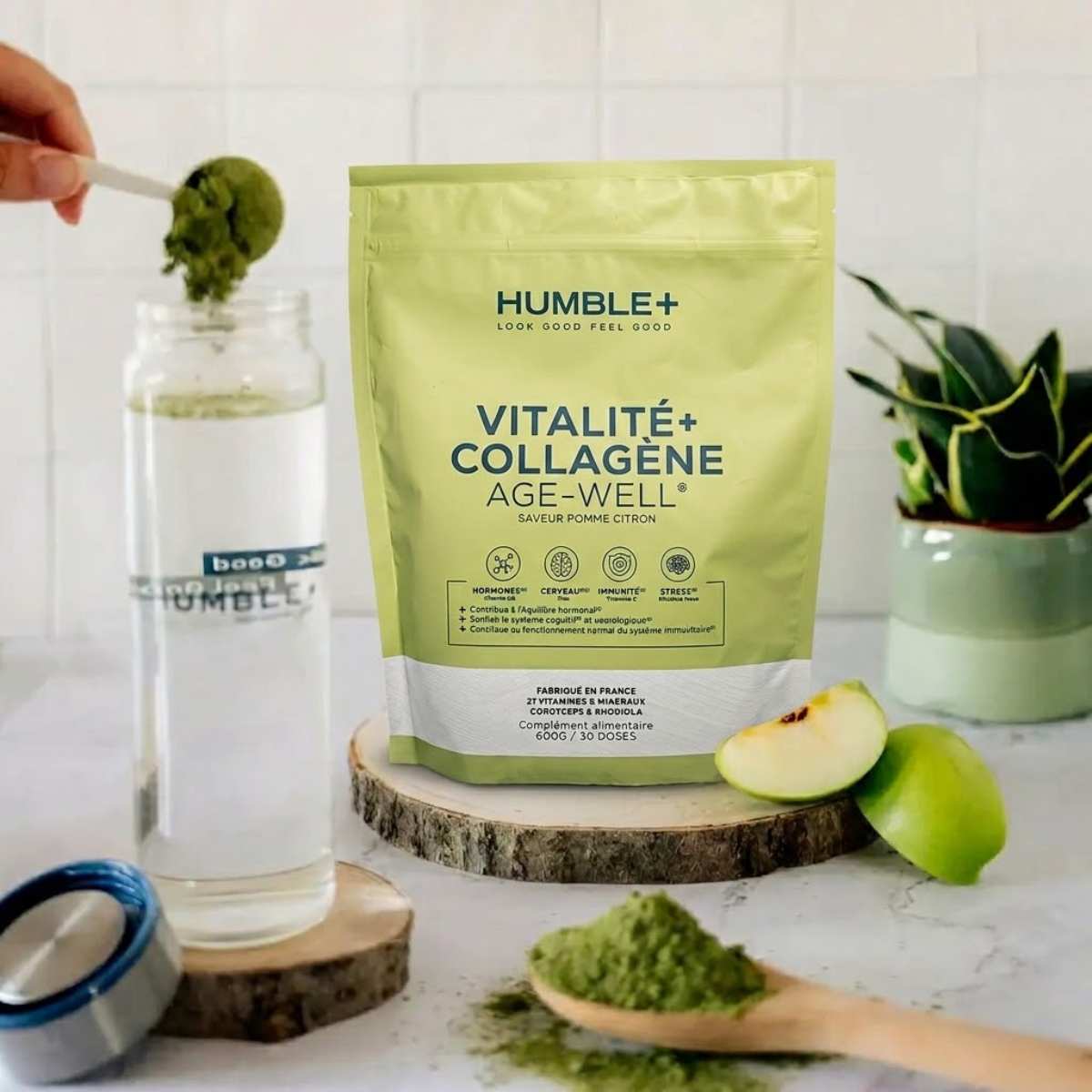 Préparation de la boisson Vitalité + Collagène Humble+ pomme-citron en poudre avec eau et pomme verte.
