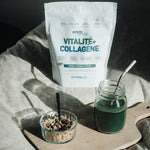 Vitalité + Collagène Humble+ pomme-citron 600 g, poudre à diluer accompagnée d’un bol de granola et d’un verre.