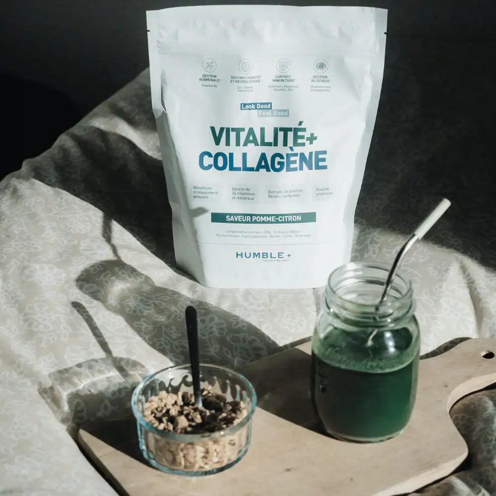 Vitalité + Collagène Humble+ pomme-citron 600 g, poudre à diluer accompagnée d’un bol de granola et d’un verre.