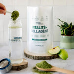 Préparation de la boisson Vitalité + Collagène Humble+ pomme-citron en poudre avec eau et pomme verte.
