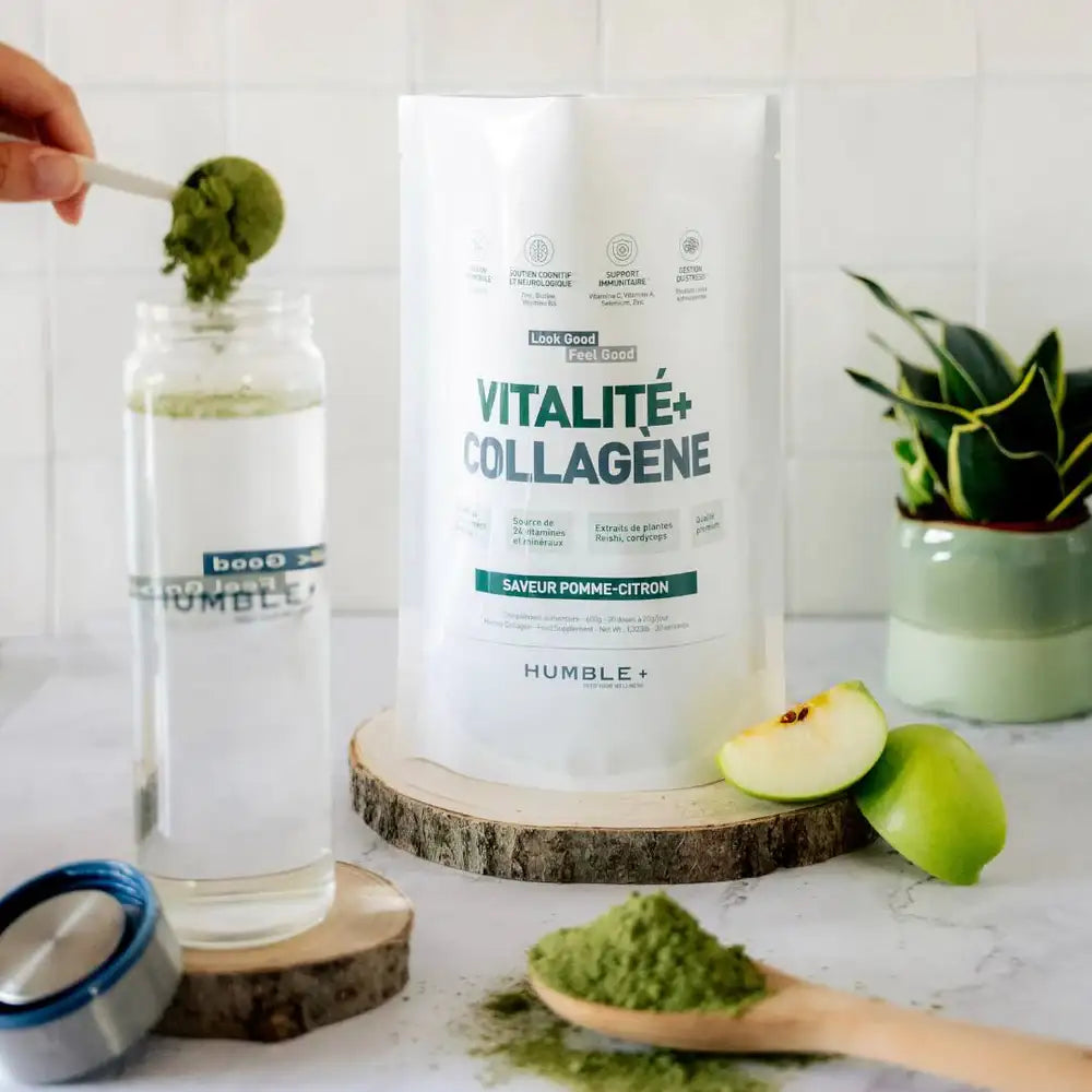 Préparation de la boisson Vitalité + Collagène Humble+ pomme-citron en poudre avec eau et pomme verte.