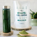 Vitalité + Collagène Humble+ pomme-citron prêt à consommer, poudre et boisson verte dans une gourde.